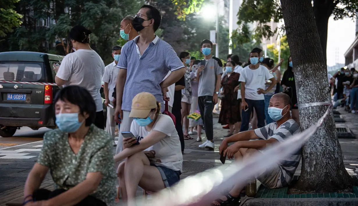 Warga mengantre untuk tes virus corona Covid-19 di Wuhan di provinsi Hubei tengah China (3/8/2021). Kota berpenduduk 11 juta itu "dengan cepat meluncurkan pengujian asam nukleat komprehensif untuk semua penduduk”.  (AFP/STR)