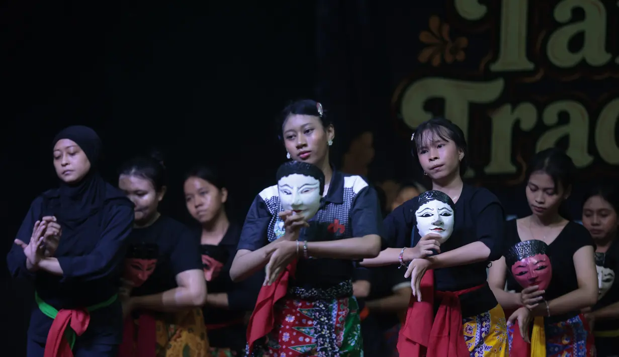 Sejumlah remaja putri mengikuti pelatihan tari tradisi di Pusat Pelatihan Seni Budaya (PPSB) Muhammad Mashabi, Jalan KH Mas Mansyur, Kebon Melati, Tanah Abang, Jakarta Pusat, Rabu (1/7/2026). Kegiatan yang berlangsung pada 23 Juni hingga 6 Juli 2026 itu menjadi wadah pengembangan keterampilan sekaligus upaya melestarikan seni budaya tradisional. Para peserta mempelajari dasar-dasar gerak tari sebagai bagian dari pembinaan seni. PPSB Muhammad Mashabi dikenal sebagai ruang kegiatan seni budaya, edukasi, dan komunitas yang dapat dimanfaatkan masyarakat untuk mengembangkan minat, bakat, serta memperkuat kecintaan generasi muda terhadap budaya Indonesia.