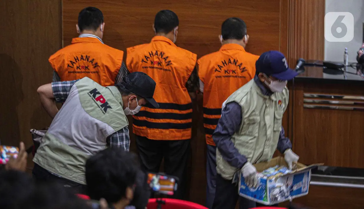 Petugas membawa barang bukti hasil Operasi Tangkap Tangan (OTT) tersangka Walikota Rahmat Effendi dengan sejumlah tersangka di Gedung KPK, Jakarta, Kamis (6/1/2022). KPK mengamankan barang bukti uang Rp5,7 miliar yang diterima Wali Kota Bekasi Rahmat Effendi. (Liputan6.com/Faizal Fanani)