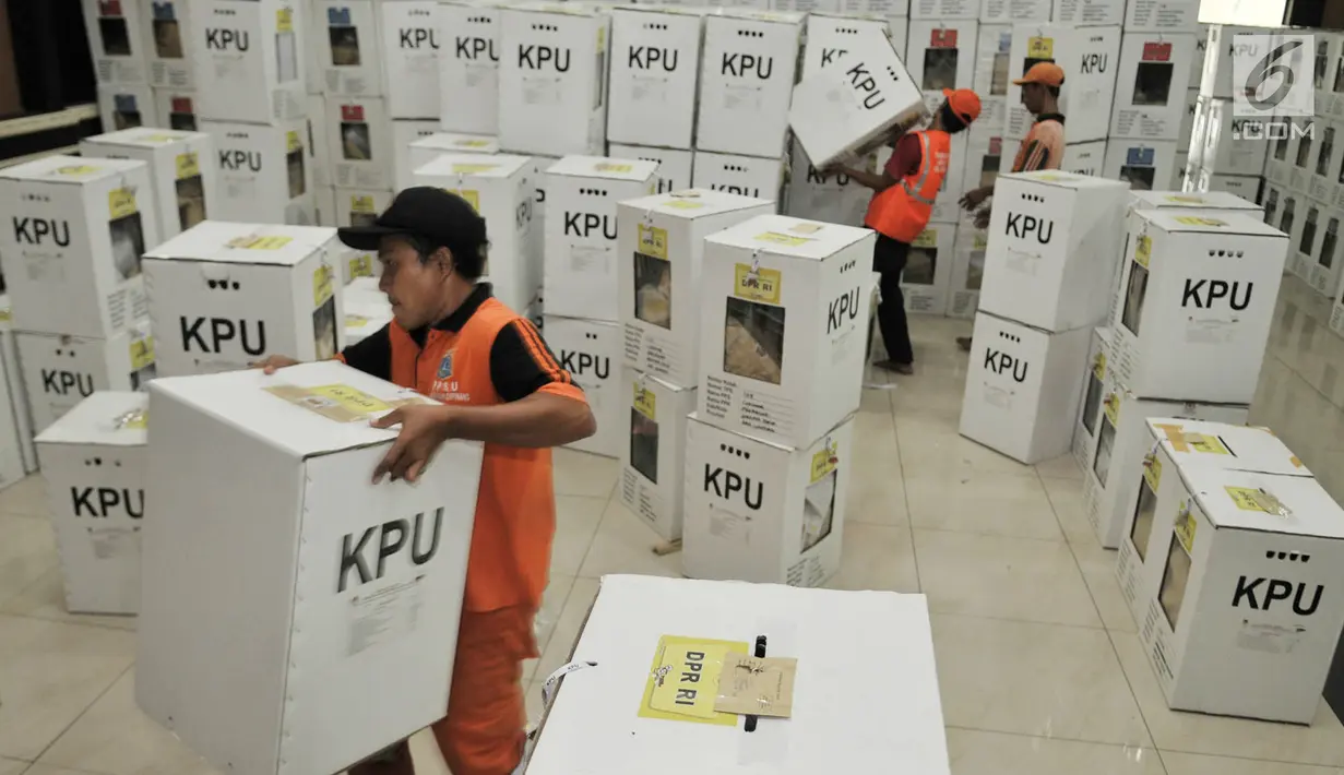 Petugas Penanganan Prasarana dan Sarana Umum (PPSU) membawa kotak suara Pemilu 2019 wilayah Kecamatan Pulogadung di Gedung KNPI, Jakarta, Kamis (18/4). Penyimpanan logistik Pemilu 2019 di wilayah kecamatan dilakukan di satu tempat. (merdeka.com/Iqbal Nugroho)