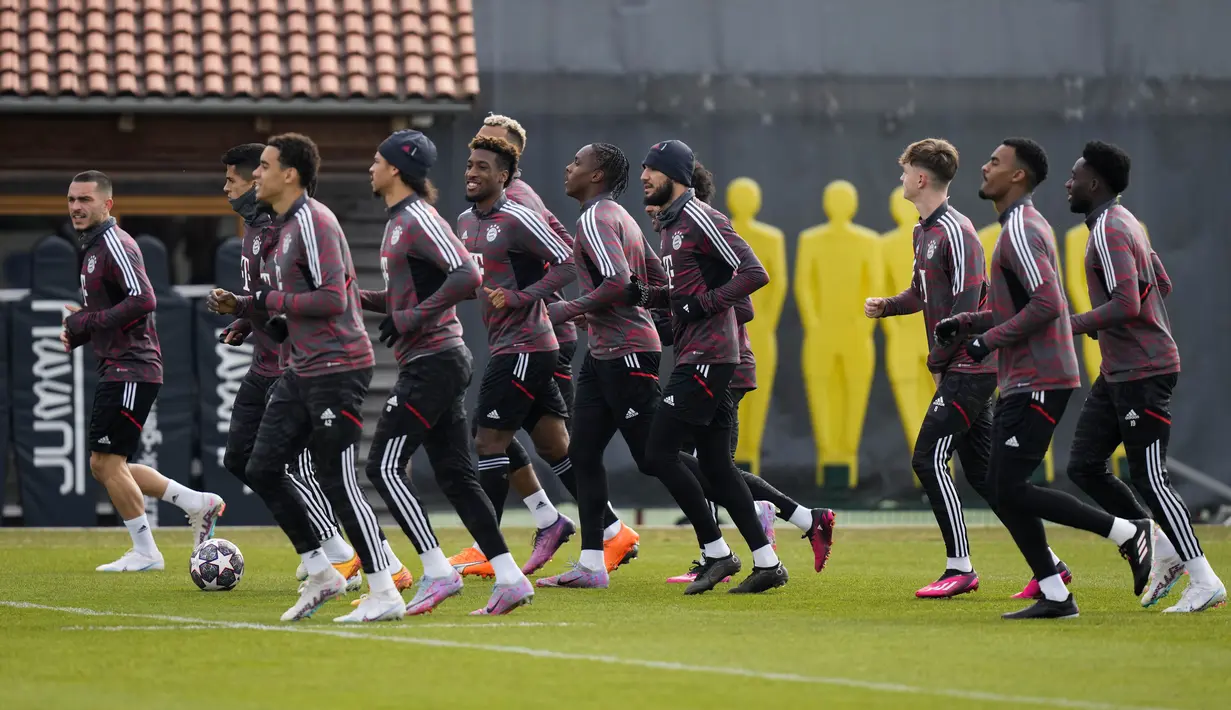 Para pemain Bayern Muenchen melakukan pemanasan selama sesi latihan di Munich, Jerman, Selasa (7/3/2023). Bayern punya modal bagus usai menang di Prancis pada leg pertama Liga Champions. Gol tunggal penentu kemenangan Bayern dicetak oleh Kingsley Coman pada menit 53. (AP Photo/Matthias Schrader)