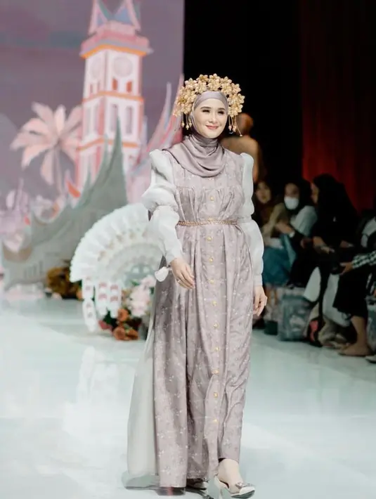 Ryana Dea juga kini tampil tertutup. Berbagai outfitnya bisa dijadikan inspirasi untuk dikenakan saat Lebaran nanti. Dalam foto ini, Ryana Dea menjadi model untuk koleksi Zaskia Sungkar. Cantik dibalut dress bermotif floral dengan bagian lengan yang memiliki aksen kerut dan berbeda warna, keseluruhan penampilan Ryana di sini jelas bisa dijadikan inspirasi menarik. Foto: Instagram.