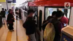 Sejumlah penumpang menaiki rangkaian kereta Light Rail Transit (LRT) Jabodebek dari Stasiun Dukuh Atas, Kuningan, Jakarta, Senin (28/8/2023). (Liputan6.com/Herman Zakharia)