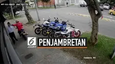 Aksi penjambretan terekam kamera CCTV di jalan. Penjambret langsung merampas ponsel milik seorang pria yang tengah menelpon.