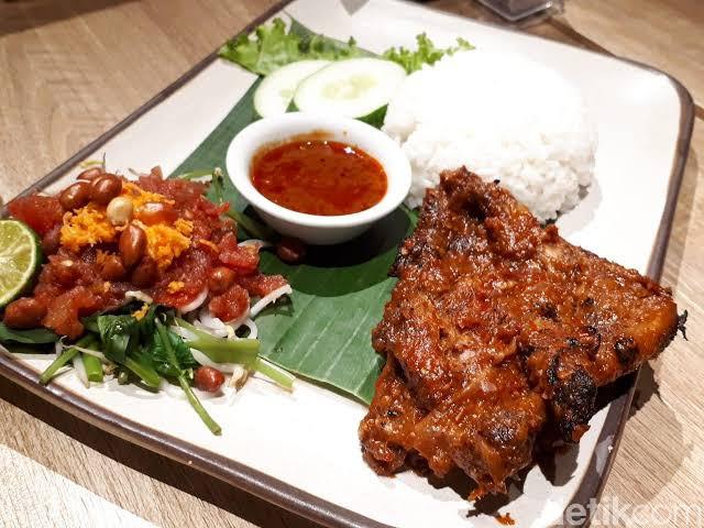 10. Ayam Bakar Dinar: Ayam Bakar Juicy dengan Harga Bersahabat