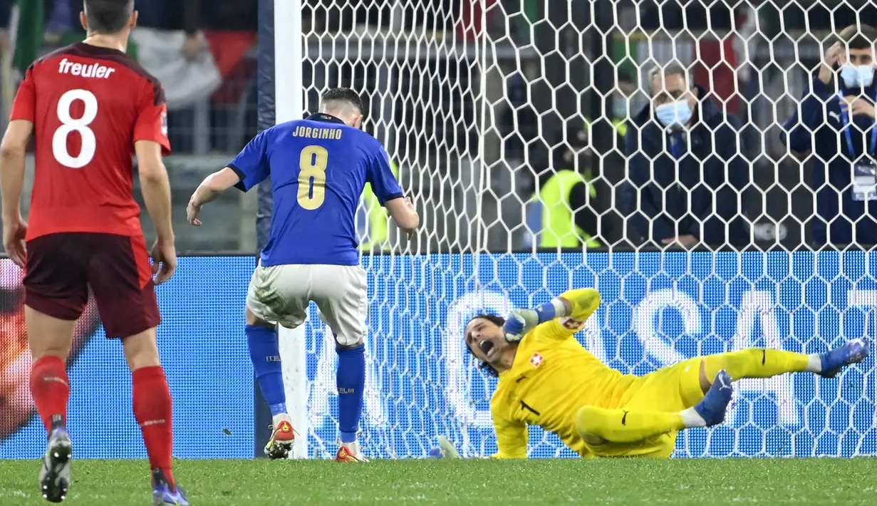 Yann Sommer. Kiper Swiss milik Borussia Monchengladbach ini mampu mengantar negaranya lolos ke Piala Dunia 2022 Qatar setelah menjadi pemuncak Grup C kualifikasi Zona Eropa. Swiss berhasil memaksa Italia menjadi runner-up dan akhirnya gagal lolos usai kalah dari Makedonia Utara di babak play-off. Dalam dua kali menghadapi Italia di fase grup, Swiss berhasil menahan imbang Italia dalam dua laga tersebut dengan skor 0-0 saat menjadi tuan rumah (5/9/2021) dan 1-1 saat dijamu Italia (12/11/2021). Yann Sommer menjadi pahlawan dalam dua laga tersebut dengan menggagalkan masing-masing satu eksekusi penalti dari penendang yang sama, yaitu Jorginho. (AFP/Alberto Pizzoli)