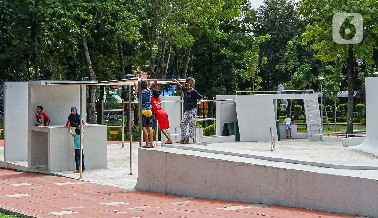 Anak-anak bermain di Taman Puring, Jakarta, Minggu (14/3/2021). Mulai 13 Maret 2021, Dinas Pertamanan dan Hutan Kota Provinsi DKI Jakarta kembali membuka 28 Ruang Terbuka Hijau (RTH) Ibu Kota di masa penerapan Pemberlakuan Pembatasan Kegiatan Masyarakat (PPKM) Mikro. (Liputan6.com/Faizal Fanani)