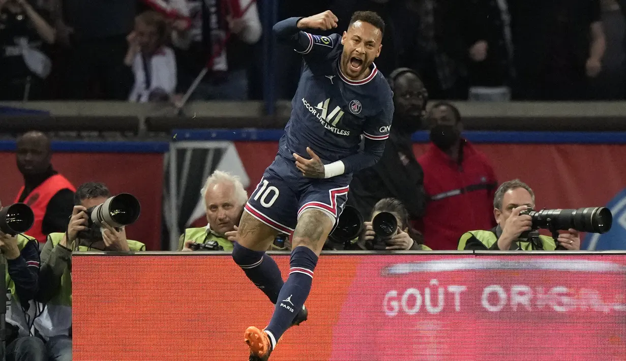 Penyerang Paris Saint-Germain atau PSG Neymar berselebrasi setelah mencetak gol pembuka timnya ke gawang Olympique Marseille pada laga Liga Prancis pekan ke-32 di Parc des Princes, Senin (18/4/2022) dini hari WIB. PSG vs Marseille berakhir dengan skor 2-1. (AP Photo/Francois Mori)