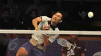 Pebulutangkis, Sony Dwi Kuncoro mengembalikan kok ke pebulutangkis USA Sattawat Pongnairat di turnamen BCA Indonesia Open Superseries Premier 2015 di Jakarta, Selasa (2/6/2015). Sony menang dengan skor 17-21, 21-13, 21-2. (Liputan6.com/Andrian M Tunay)