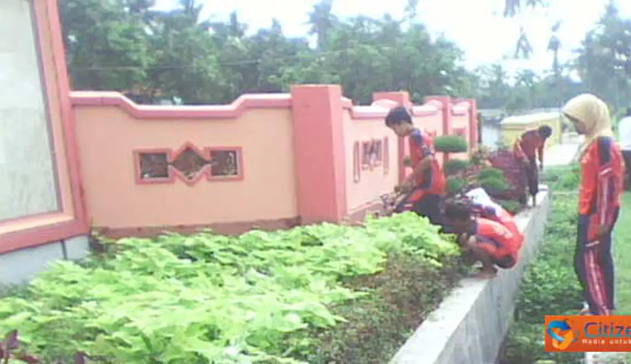 Citizen6, Sumenep: Siswa SMPN 1 Guluk-guluk, Sumenep, Madura, sedang membersihkan selokan, Jumat (25/3). (Pengirim: Suhairi Rachmad)