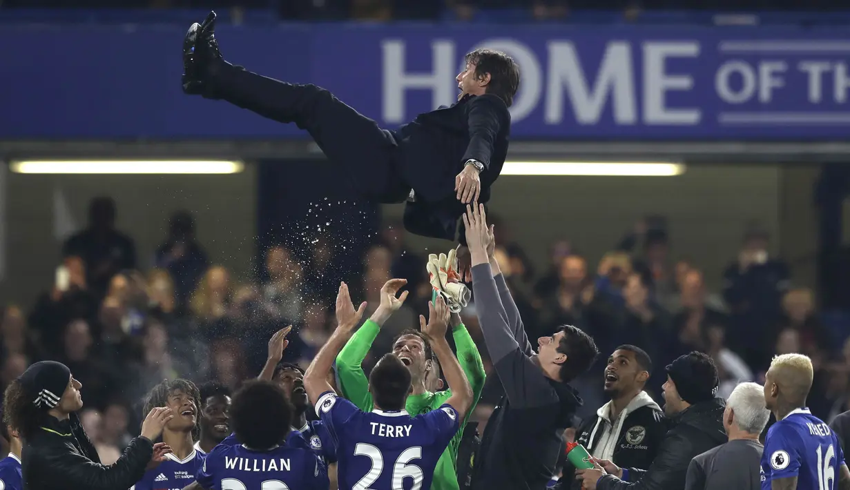 Pelatih Chelsea, Antonio Conte dan para pemainnya merayakan pesta juara Premier League usai menaklukkan Watford di Stadion Stamford Bridge, London, Senin (15/5/2017). Chelsea menang 4-3 atas Watford. (AP/Matt Dunham)