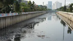 Penampakan aliran Kali Item yang dipenuhi sampah dan lumpur di kawasan Kemayoran, Jakarta, Rabu (4/9/2019). Selain menimbulkan bau tidak sedap, kondisi tersebut juga berpotensi menjadi sarang penyakit. (Liputan6.com/Immanuel Antonius)