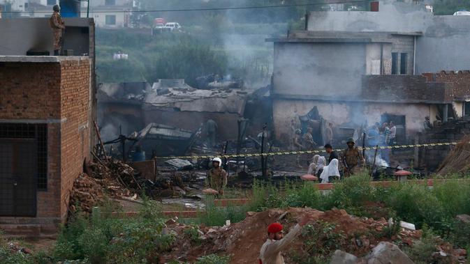 FOTO: Pesawat Militer Pakistan Jatuh di Perumahan, 12 Orang Tewas