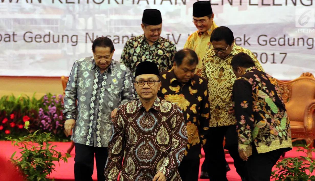 Ketua MPR RI Zulkifli Hasan didampingi Ketua DPD Oesman Sapta Odang dan Ketua DKPP  Jimly Asshiddiqie menghadiri pembukaan acara Konferensi Etika Kehidupan Berbangsa di Gedung Nusantara IV, Jakarta, Rabu (31/5). (Liputan6.com/JohanTallo) 