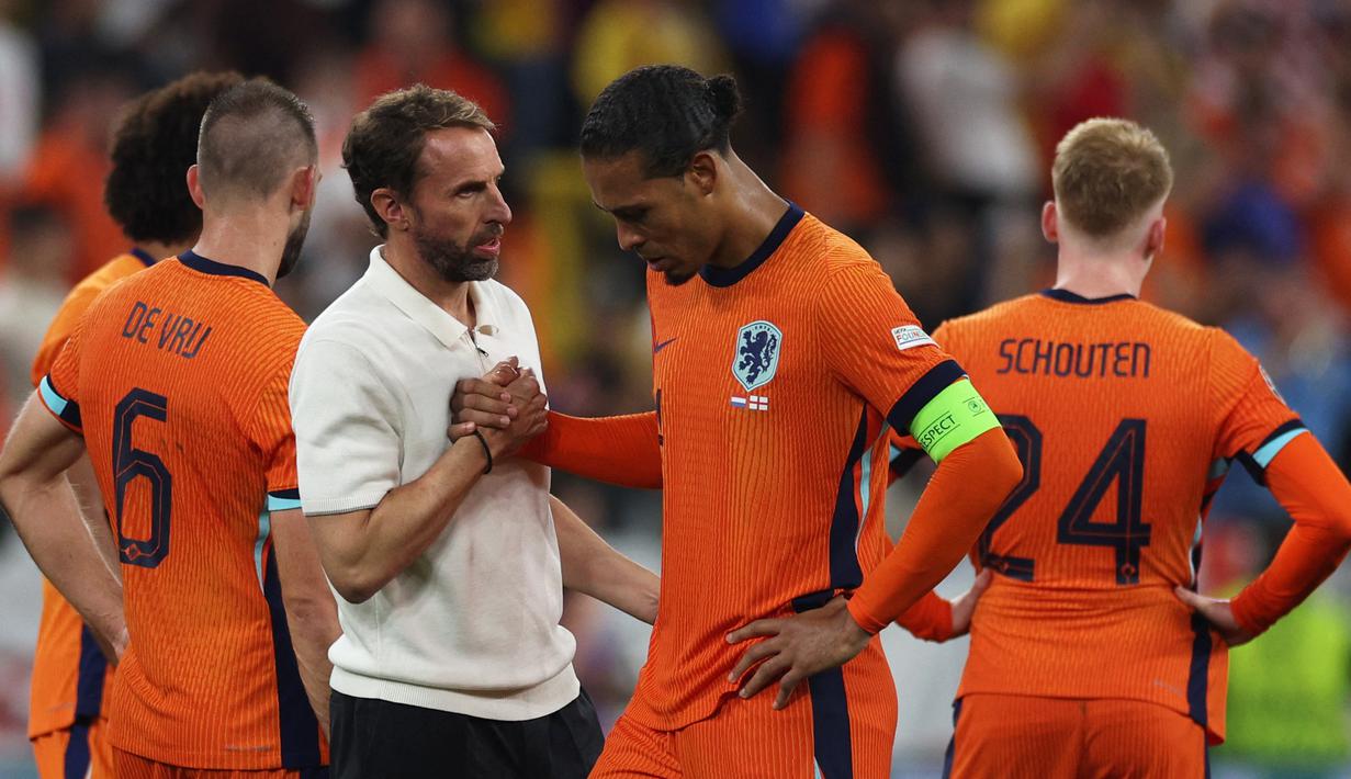Kapten Belanda, Virgil van Dijk, kesal dengan keputusan wasit Felix Zwayer. Dia meyakini Belanda tidak layak untuk dihukum penalti. (Adrian DENNIS / AFP)