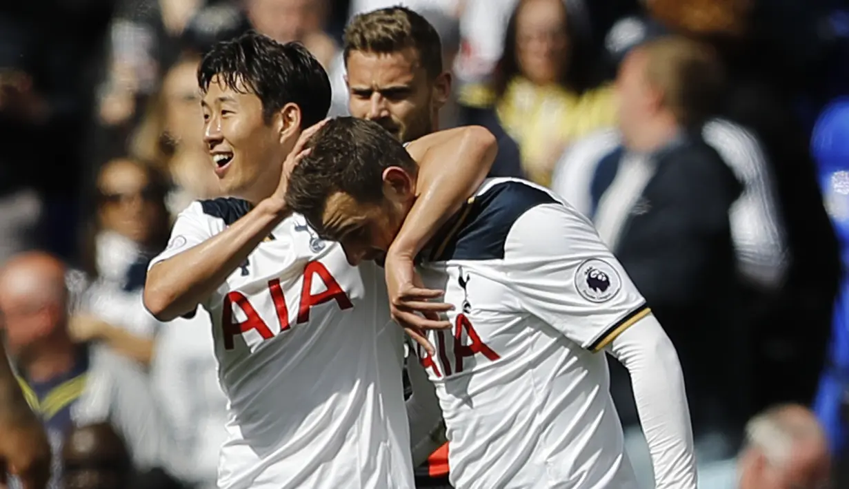 Pemain Tottenham, Son Heung-min (kiri) merayakan gol bersama rekannya Vincent Janssen saat melawan Bournemouth pada laga Premier League pekan ke-33 di White Hart Lane stadium, London, Sabtu (15/4/2017). Tottenham menang 4-0. (AP/Frank Augstein)