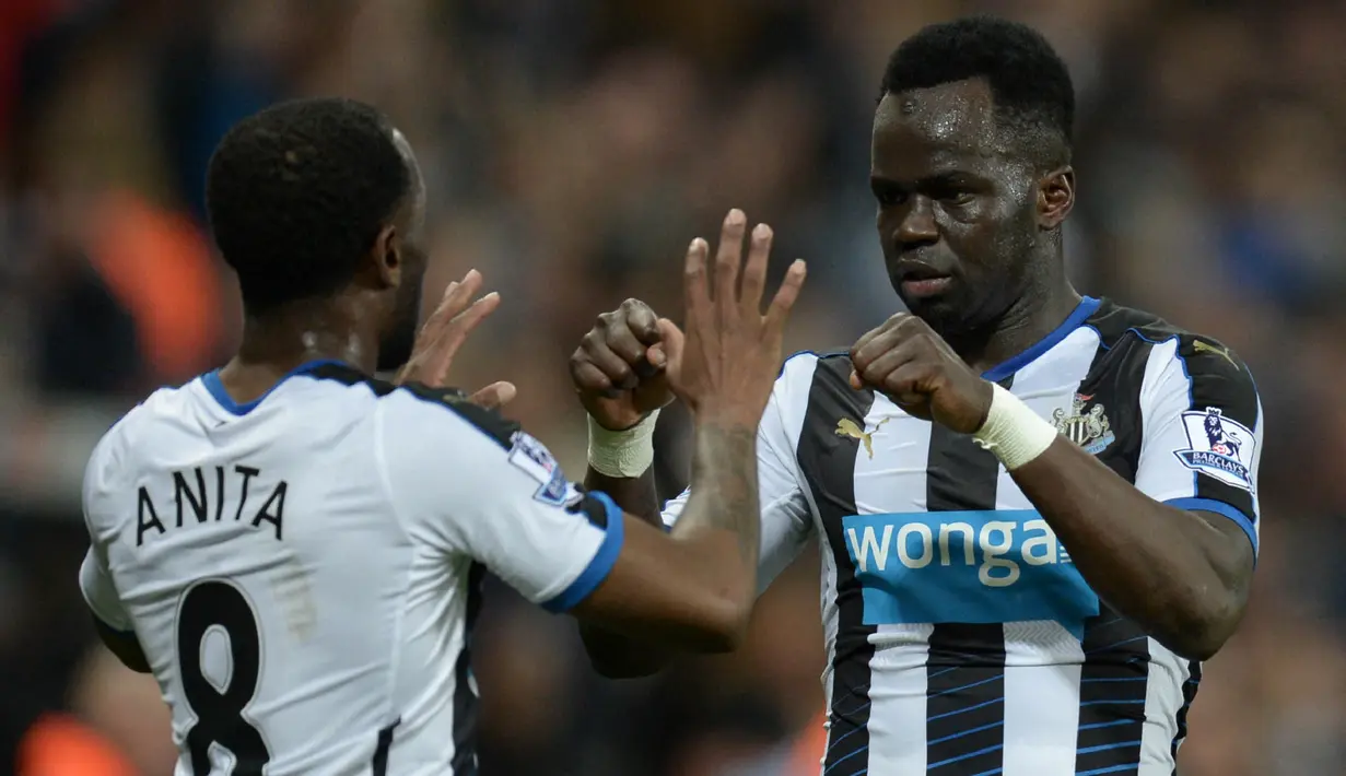 Eks gelandang Newcastle United asal Pantai Gading, Cheick Tiote, meninggal dunia dalam usia 30 tahun, Senin (5/6/2017). Tiote diwartakan sempat tumbang dan tidak sadar saat menjalani sesi latihan bersama Beijing Enterprises Group FC, klubnya saat ini. (Foto: AFP/Oli Scarff)