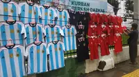 Pedagang pernak-pernik di sekitar Stadion Utama Gelora Bung Karno, Senayan, Jakarta hari Senin (19/06/2023) jelang laga antara Timnas Indonesia versus Argentina. (Muhammad Iqbal Ichsan/Bola.com)