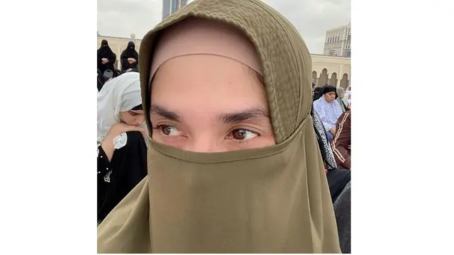 Di beberapa kesempatan, Ussy kedapatan memakai cadar seperti ini. Cadar berwarna olive ini menemaninya selama di Masjidil Haram.