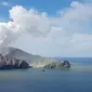 Pengunjung diizinkan untuk berkeliling mulut gunung berapi White Island meskipun ada peringatan baru-baru ini tentang semburan gas dan uap. (Liputan6/Auckland Rescue Helicopter Trust)