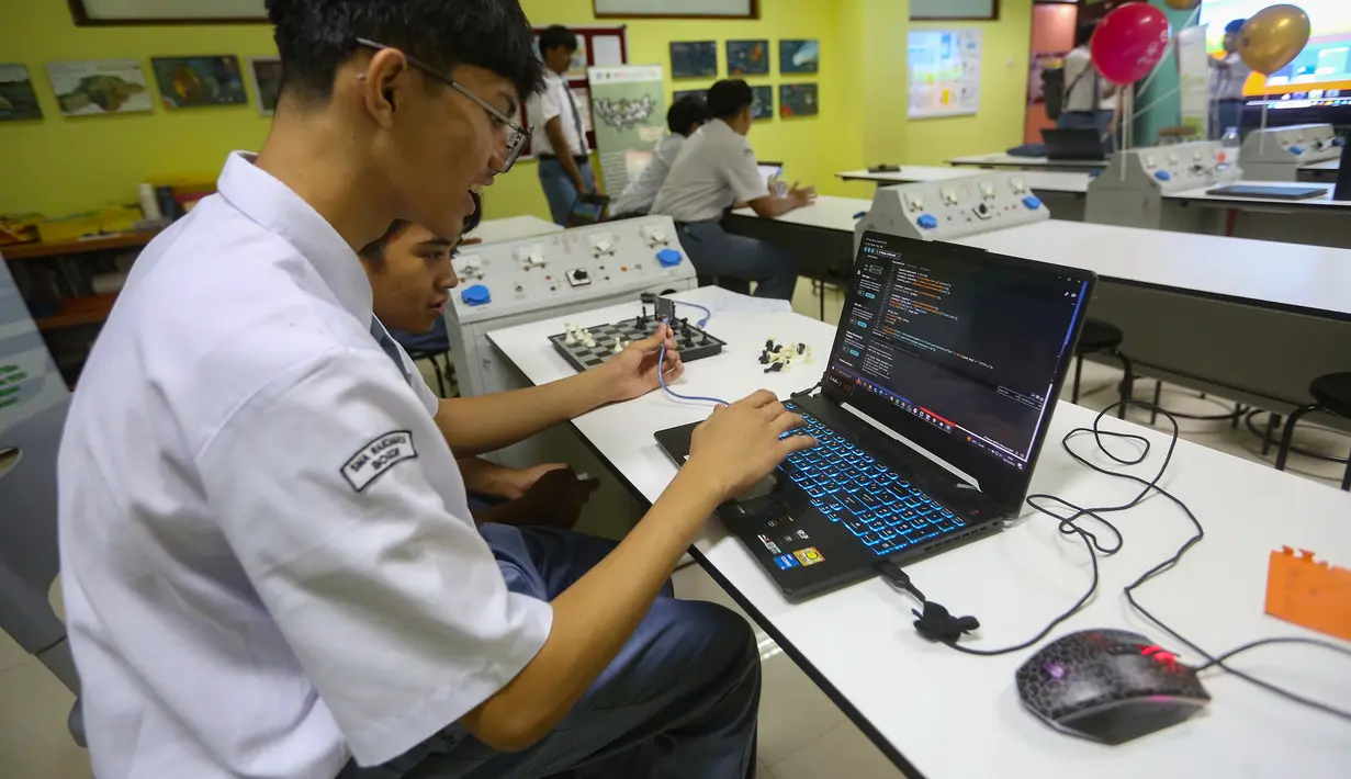 Siswa Sekolah Menengah Atas (SMA) Cahaya Rancamaya Islamic Boarding School, Kota Bogor, antusias mengikuti kegiatan belajar di ruang kelas, Kamis (9/10/2025). (merdeka.com/Arie Basuki)