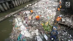 Petugas PPSU mengangkut sampah yang menumpuk di Kali Cideng, Jakarta Pusat, Senin (11/9). Minimnya kesadaran warga dalam membuang sampah dan menjaga lingkungan mengakibatkan sampah kembali menumpuk di kali tersebut. (Liputan6.com/Immanuel Antonius)