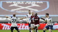 Michail Antonio dari West Ham, tengah duel perebutan bola dengan pemain Tottenham Lucas Moura pada pertandingan sepak bola Liga Inggris antara West Ham United dan Tottenham di Stadion London di London, Sabtu, 21 Februari 2021. (Foto AP / Kirsty Wiggleswor