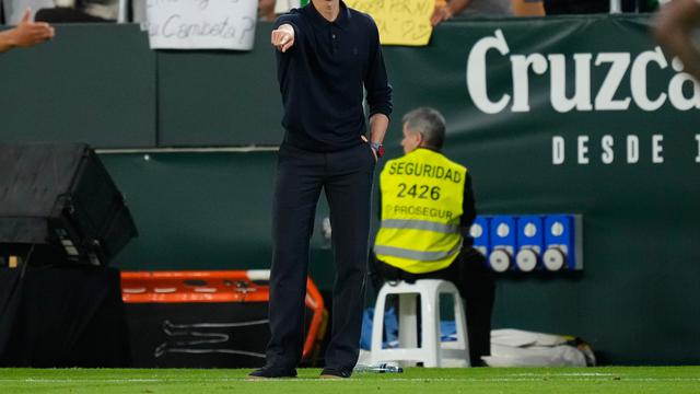Alvaro Arbeloa saat memberikan instruksi pada skuad Real Madrid di laga lawan Real Betis di pekan ke-32 Liga Spanyol 2025/2026 di Estadio de la Cartuja, Sabtu (25/04/2026) dini hari WIB.