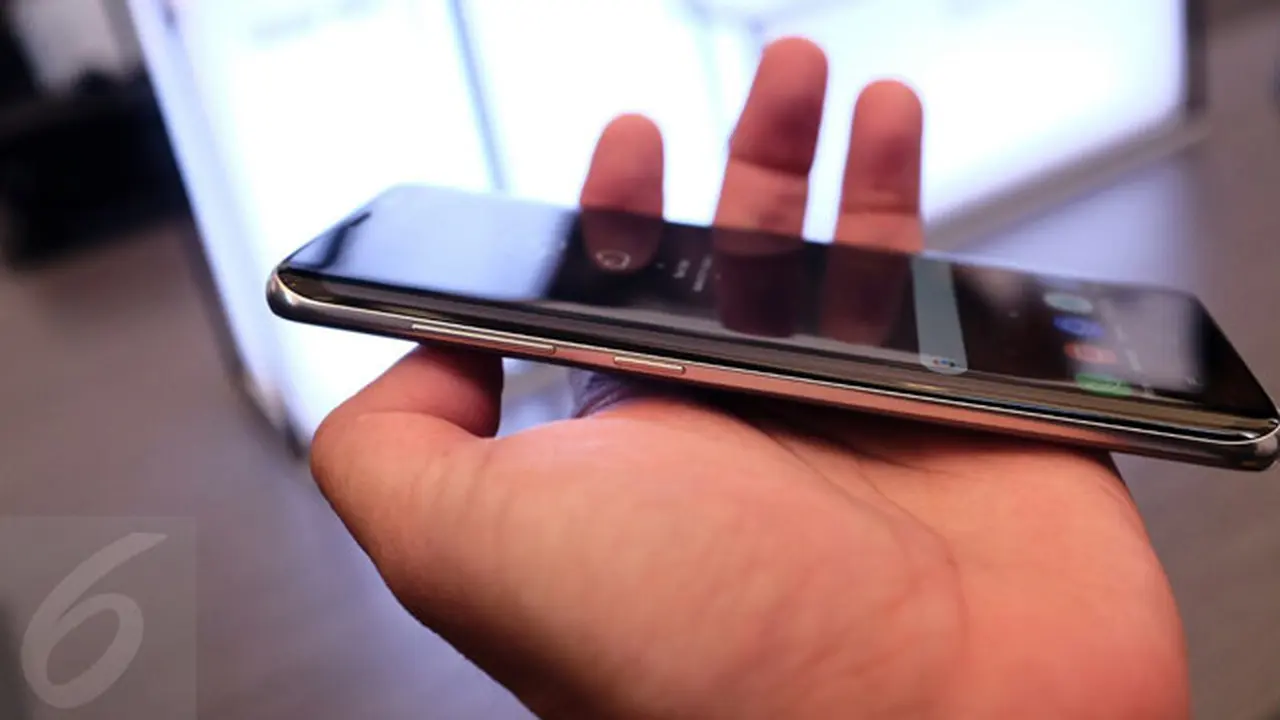 Samsung Galaxy S8 - Tombol Volume dan Asisten Virtual di Bodi Kiri