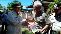 Wakil Gubernur Sumatera Barat Nasrul Abit mengantarkan langsung bantuan Rendang dari warga minang kepada masyarakat Kota Bengkulu yang terkena bencana banjir (Liputan6.com/Yuliardi Hardjo)