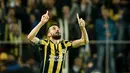 Pemain Fenerbahce, Mehmet Topal merayakan gol tunggalnya saat timnya menang atas Braga pada leg pertama 16 besar Liga Europa di Stadion Ulker Sukru Saracoglu, Istambul, Jumat (11/3/2016) dini hari WIB. (AFP/Ozan Kose)