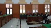 Salah satu Penasihat Hukum Eldin, Nizamuddin mengatakan, pada surat dakwaan pertama maupun kedua, Penuntut Umum tidak menguraikan secara jelas, mendalam, dan terperinci mengenai bentuk atau sifat keikutsertaan Eldin dalam kasus ini.