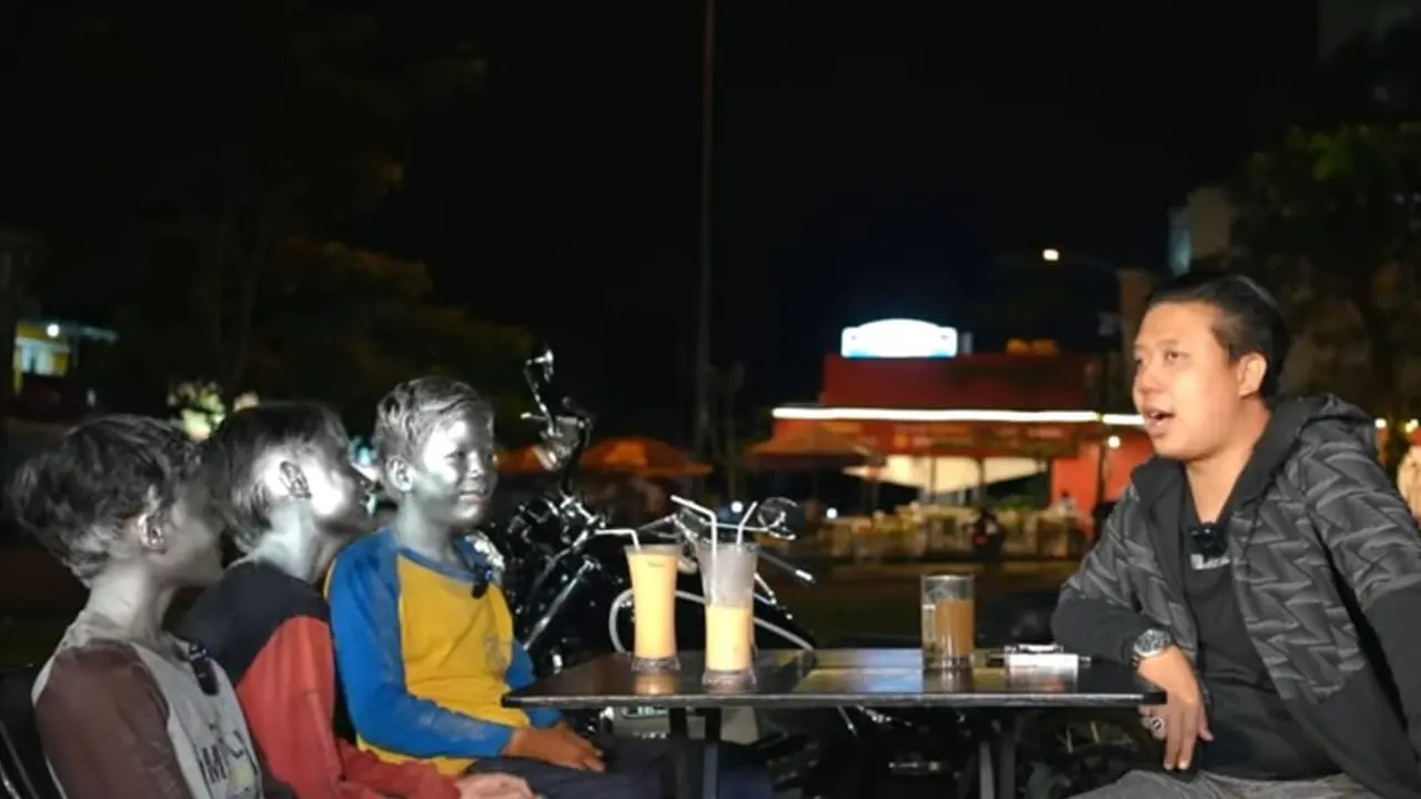 Pablo Benua marahi anak-anak kecil jadi manusia silver (YouTube - ReyBen Entertainment)