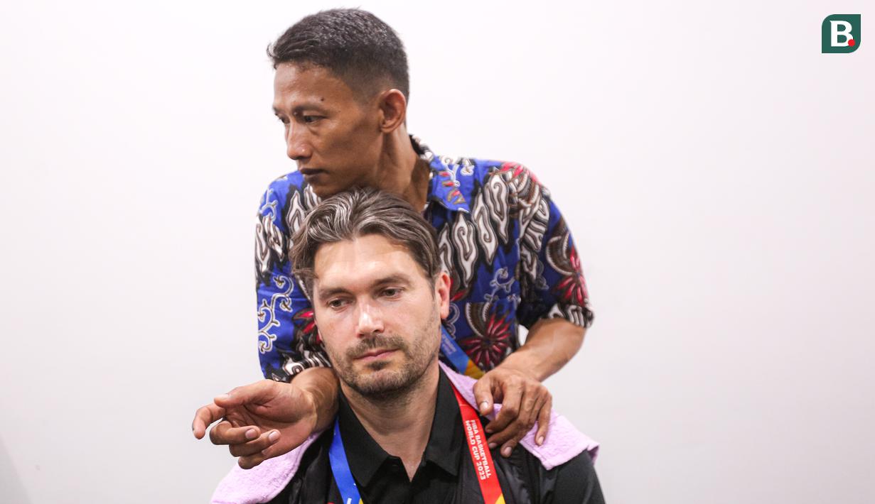 Seorang jurnalis asing mendapatkan pelayanan dari terapis saat Piala Dunia FIBA 2023 di Indonesia Arena, Senayan, Jakarta, Jumat (01/09/2023). (Bola.com/Bagaskara Lazuardi)