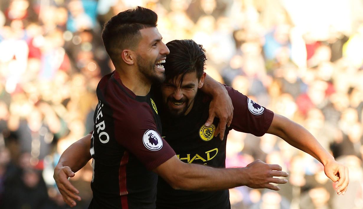 Sergio Aguero mencetak 2 gol saat Manchester City berjaya di kandang Burnley, 2-1, dalam laga Premier League di Stadion Turf Moor, Sabtu (26/11/2016). (Reuters/Andrew Yates)