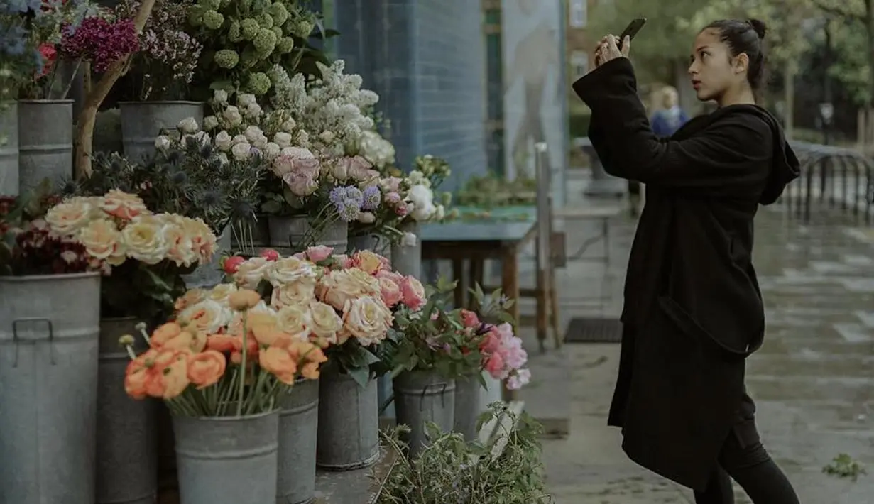 Demi menjaga kehamilannya, bintang film Jelita Sejuba itu mengurangi kegiatannya. Apalagi ini merupakan kehamilan anak pertamanya. (Instagram/chicco.jerikho)