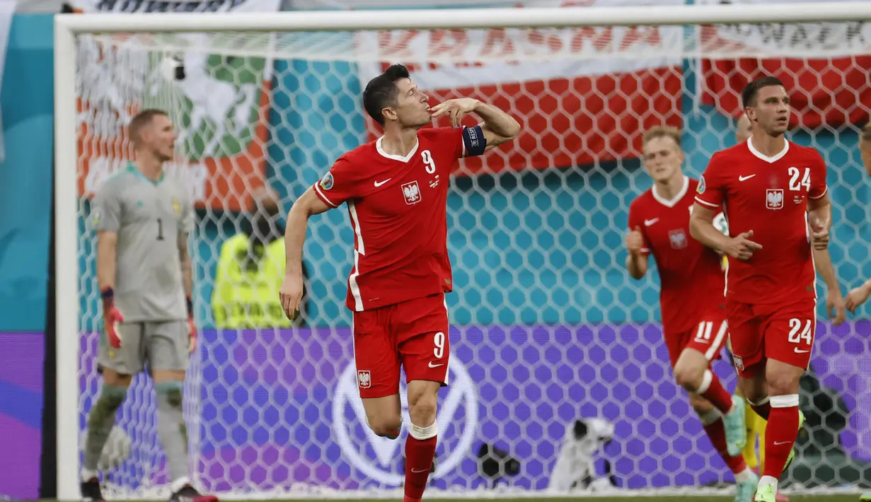 Robert Lewandowski kembali mencetak gol untuk menyamakan kedudukan menjadi 2-2 pada menit ke-84. Dirinya sukses mengkonversi umpan silang dari gelandang Przemyslaw Frankowski menjadi gol. (Foto: AP/Pool/Anatoly Maltsev)