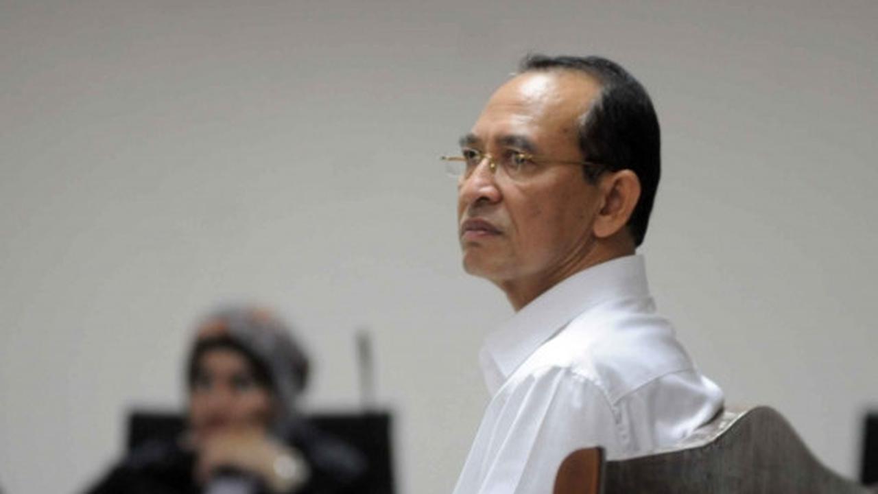 Berkemeja putih, terdakwa SDA jalani sidang putusan sela