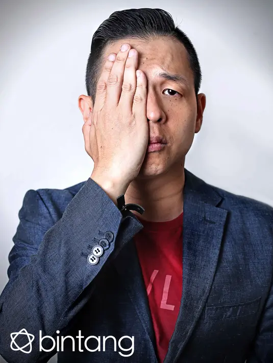 Pertama kali menjadi sutradara tentunya memberi banyak pengalaman bagi Ernest Prakasa. Pengalaman berharganya ia dapat mulai dari persiapan, lalu proses syuting sampai pasca-produksi. (Febio Hernanto/Bintang.com)