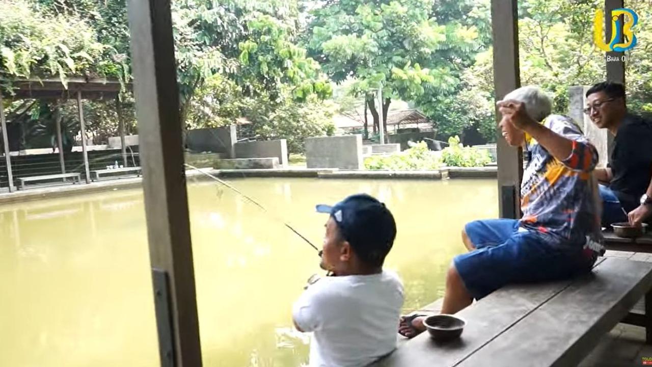 Ucok Baba dan Kiwil mulai memancing. Tak lama kemudian, umpan dari pancingan Ucok Baba langsung disambar ikan.<br>