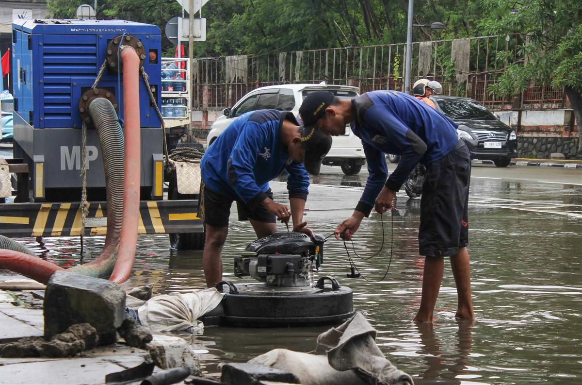 FOTO: Mesin Pompa Dikerahkan, Banjir Mangga Dua Kini Surut