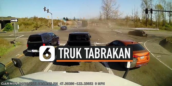 VIDEO: Rem Blong, Truk Ngebut Tabrak Mobil saat Lampu Merah