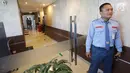 Petugas keamanan berjaga di Lantai 13 dan 16 Gedung Nusantara I, Gedung DPR, Jakarta, Senin (15/10).  Pamenwas masih melakukan olah TKP bersama Tim Puslabfor dan piket Insidentil terkait peluru nyasar tersebut. (Liputan6.com/Johan Tallo)