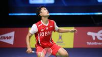 Tunggal putra Indonesia, Anthony Ginting, saat menghadapi Kento Momota dalam laga pertama semifinal Piala Thomas 2022 menghadapi Jepang, Jumat (13/5/2022). (Dok. PBSI)