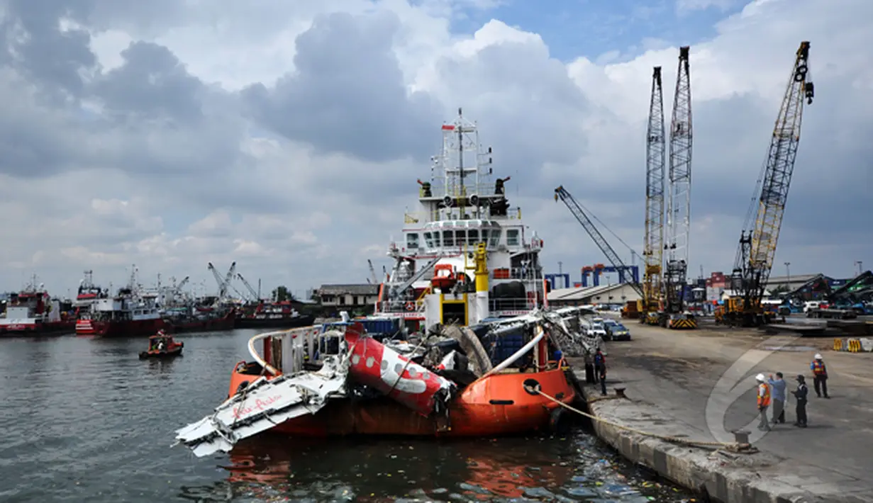 Bangkai  badan pesawat Airasia QZ8501 yang berhasil dievakuasi, Pelabuhan Tanjung Priok, Jakarta, Senin (2/3/2015). (Liputan6.com/Faizal Fanani)
