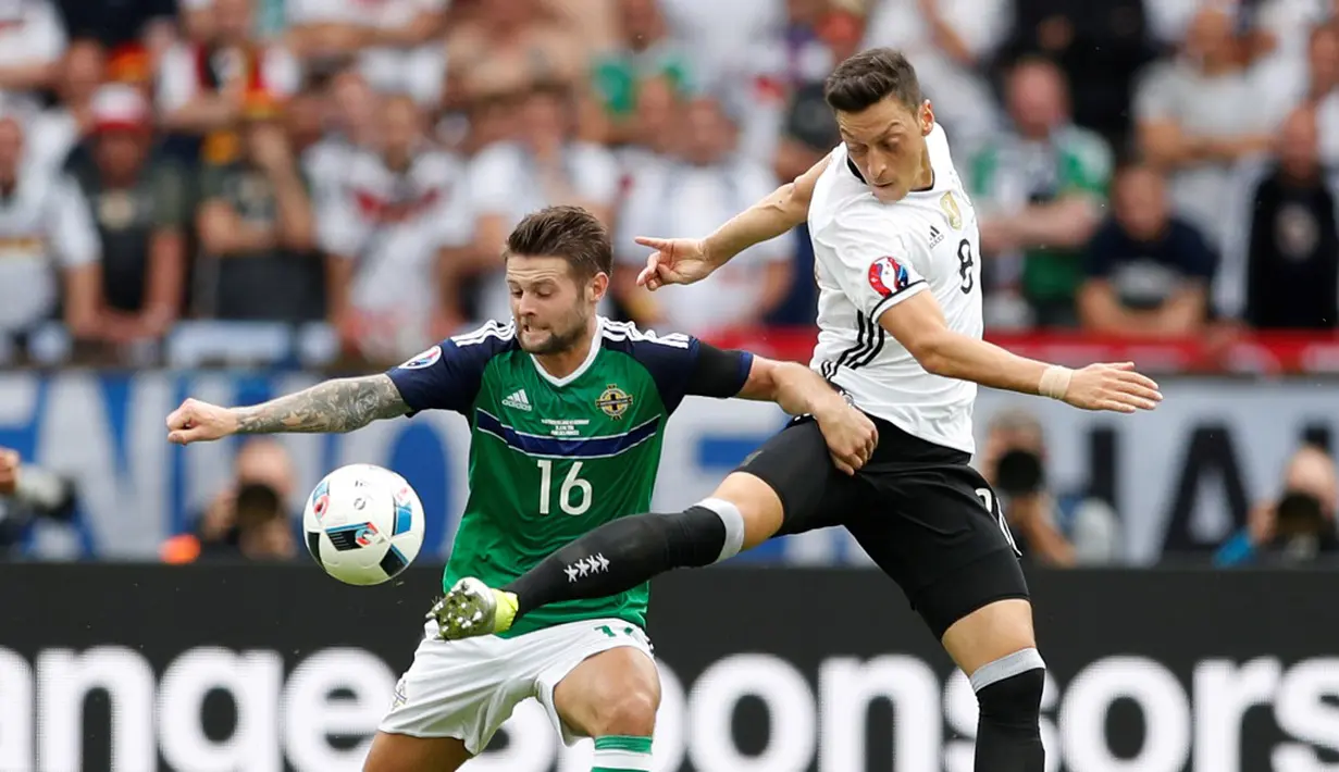 Mesut Ozil berperan besar di lapangan tengah Jerman saat mengalahkan Irlandia Utara 1-0. Ozil beberapa kali menjadi inspirator serangan Jerman. (Reuters/John Sibley)