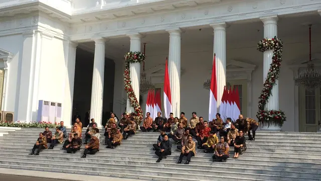 Jelang pengumuman menteri, Presiden Jokowi dan Wapres Ma'ruf Amin duduk di veranda depan Istana Kepresidenan
