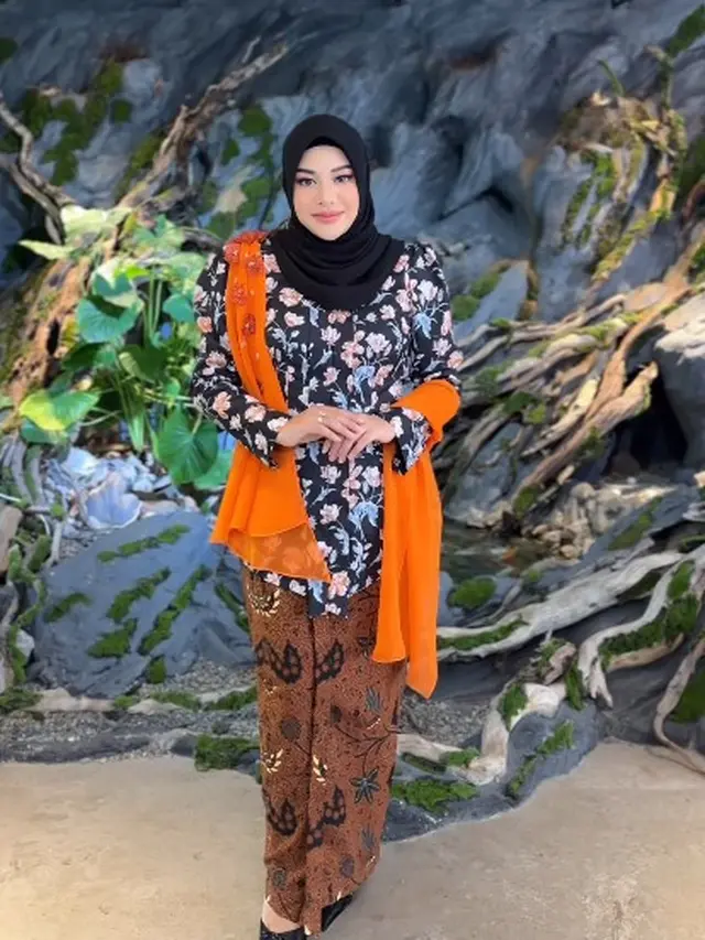 Aurel Hermansyah berkebaya (Instagram/aurelie.hermansyah)