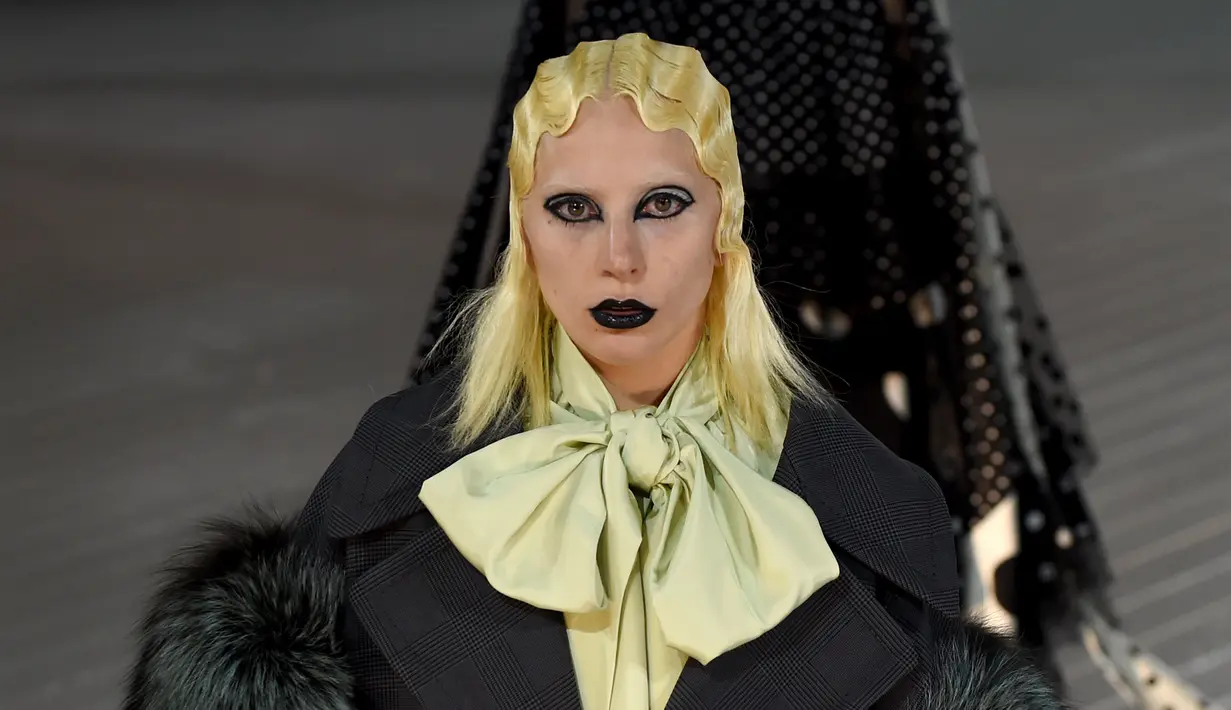 Lady Gaga berjalan di catwalk mengenakan busana koleksi Marc Jacobs pada acara New York Fashion Week di Park Avenue Armory, Kamis (18/2). Pemenang Grammy dan Golden Globes itu tampil nyentrik dengan makeup 'dark' yang misterius. (TIMOTHY A. CLARY/AFP)