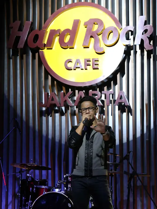 Delon sebagai salah pengisi acara Konser Melawan Asap mengatakan jika event amal ini memang terbilang sedikit telat. Meski demikian, ia mengaku jika jauh lebih baik digelar walau telat daripada tidak sama sekali. (Nurwahyunan/Bintang.com)